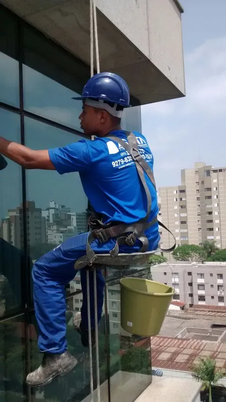 Prédio elegante recebendo nova camada de revestimento externo